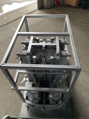 Gの回転成形表面の型に締め金で止める完全な鉄骨フレームの仕事を光沢をつけなさい