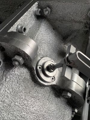 Gの回転成形表面の型に締め金で止める完全な鉄骨フレームの仕事を光沢をつけなさい
