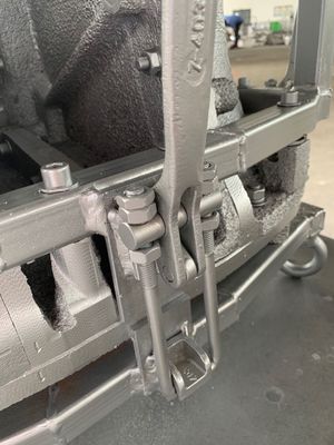 Gの回転成形表面の型に締め金で止める完全な鉄骨フレームの仕事を光沢をつけなさい