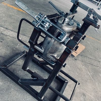 非常に新しく重いクランプが付いている回転成形型CNC Billit型に光沢をつけなさい