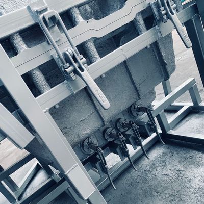 アルミニウム回転成形は40x40鋼鉄管フレームが付いているNPTの燃料タンクの鋳造物を形成する